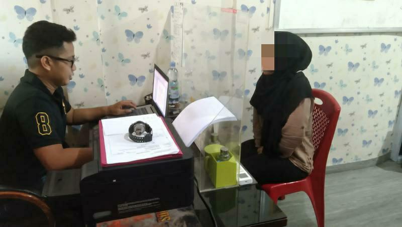 Penyidik Satreskrim Polresta Tanjungpinang saat melakukan pemeriksaan terhadap pelaku Penyidik Satreskrim Polresta Tanjungpinang saat melakukan pemeriksaan terhadap pelaku. (Foto: Humas)