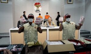 Pers Rilis Komisi Pemberantasan Korupsi (KPK) menunjukan Barang bukti Yang dari penangkapan sejumlah pihak terkait dugaan tindak pidana korupsi pada pengelolaan anggaran di lingkungan Pemerintah Kota Pekanbaru tahun 2024-2025. (Foto: Doc-KPK)
