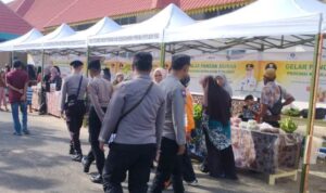 Polsek Dabo Singkep, Polres Lingga, saat melakukan pengamanan kegiatan Gelar Pangan Murah (GPM) di Lapangan Emplasmen, Dabo Singkep, Kabupaten Lingga, Minggu (8/12/2024).