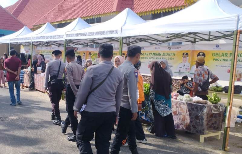 Polsek Dabo Singkep Polres Lingga saat melakukan pengamanan kegiatan Gelar Pangan Murah GPM di Lapangan Emplasmen Dabo Singkep Kabupaten Lingga Polsek Dabo Singkep, Polres Lingga, saat melakukan pengamanan kegiatan Gelar Pangan Murah (GPM) di Lapangan Emplasmen, Dabo Singkep, Kabupaten Lingga, Minggu (8/12/2024).