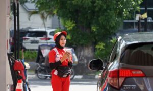 Salah satu SPBU melakukan pengisian BBM ke salah satu pengendara mobil. (Foto: Pertamina)