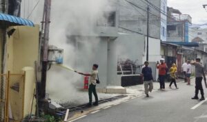Satpam Bank BCA saat melakukan pemadaman api di Trafo mini PLN Tanjungpinang. (Foto: Roland/Presmedia.id)