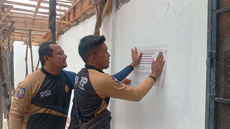 Satuan Polisi Pamong Praja Kota Tanjungpinang menyegel pembangunan sebuah restoran dan cafe lantaran tidak memiliki izin mendirikan bangunan dan persetujuan bangunan gedung di Kilometer 8 atas Kota Tanjungpinang. (Foto: Roland/Presmedia.id)