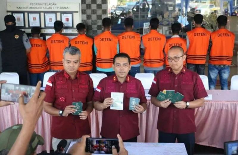 Sebanyak 26 Warga Negara Asing (WNA) yang berupaya menyeberang ke Malaysia melalui jalur tikus diamankan Tim FIQR Lanal Dumai dan Satgas Operasi Koarmada I di pesisir Pantai Pelintung, Kecamatan Medang Kampai. (Foto: Humas Kanwil Kemenkumham Riau)