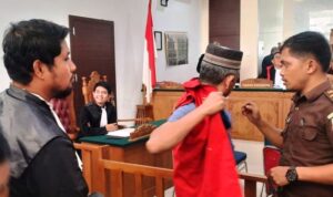 Terdakwa Halim alias Lembu dihukum 8 tahun penjara denda Rp 1 miliar subsider 3 bulan karena terbukti mengedarkan narkoba di PN Tanjungpinang. (Foto: Roland/Presmedia.id)