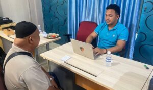 Terduga pelaku pungli saat menjalani pemeriksaan oleh Satreskrim Polres Bintan. (Foto Humas Polres Bintan)