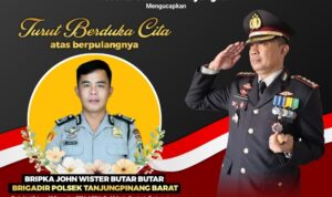 Upacara Pelepasan Jenazah, Warga Sampaikan Selamat Jalan Polisi Baik Almarhum Bripka John Wister.