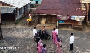 Warga di Desa Kelong Kecamatan Bintan Timur.