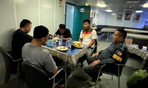 ABK MT Silver Sincere ketika diintrogasi oleh KPLP Tanjung Uban. (Foto: KPLP Tanjung Uban)