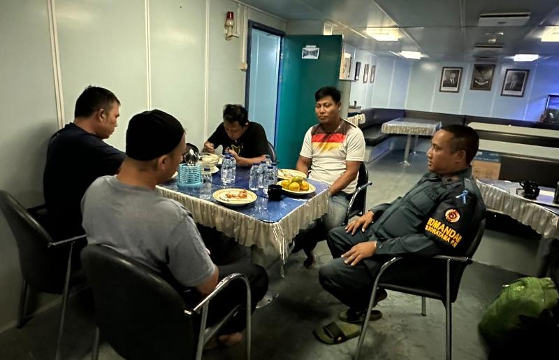 ABK MT Silver Sincere ketika diintrogasi oleh KPLP Tanjung Uban. (Foto: KPLP Tanjung Uban)