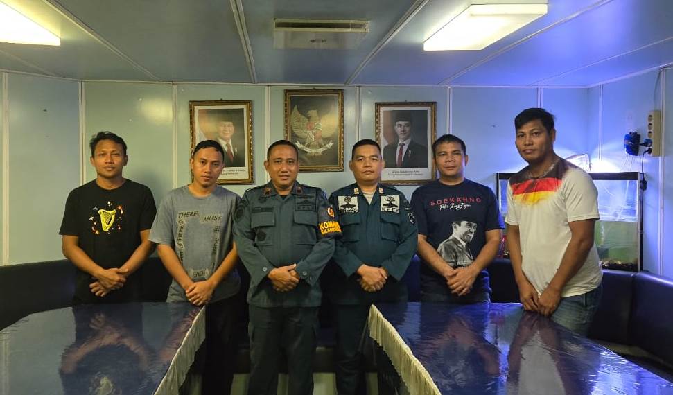 ABK dan Nahkoda Kapal Tanker Silver Sincere yang selamat telah dibawa ke Pangkalan PLP Kelas II Tanjung Uban ABK dan Nahkoda Kapal Tanker Silver Sincere yang selamat telah dibawa ke Pangkalan PLP Kelas II Tanjung Uban. (Foto: KPLP Tanjung Uban)