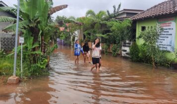 Aktivitas anak anak saat rumahnya terendam banjir di Perumahan Hang Kasturi Jalan Radar Batu 9 Tanjungpinang. (Foto: Roland/Presmedia.id)