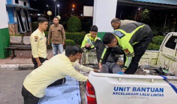Dua Pelajar Luka-Luka Setelah Tabrak Mobil Pick Up di Jalan Wiratno Tanjungpinang Dok-Anggota Laka Lantas Satlantas Polresta Tanjungpinang saat membawa pengendara sepeda motor ke RS RAT. (Foto: Humas)