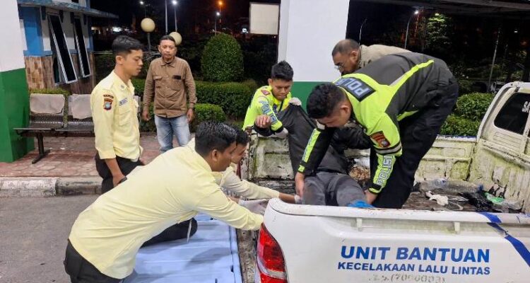 Dua Pelajar Luka-Luka Setelah Tabrak Mobil Pick Up di Jalan Wiratno Tanjungpinang Dok-Anggota Laka Lantas Satlantas Polresta Tanjungpinang saat membawa pengendara sepeda motor ke RS RAT. (Foto: Humas)