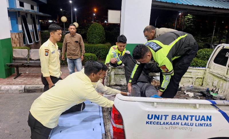 Anggota Laka Lantas Satlantas Polresta Tanjungpinang saat membawa pengendara sepeda motor ke RS RAT Dok-Anggota Laka Lantas Satlantas Polresta Tanjungpinang saat membawa pengendara sepeda motor ke RS RAT. (Foto: Humas)