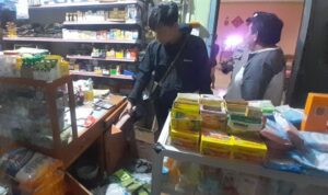 Anggota Unit Reskrim Polsek Bintan Timur sedang melakukan olah TKP di dalam warung yang dibobol maling. (Foto: Polsek Bintan Timur)