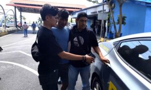 Anggota Unit Reskrim Polsek Tanjungpinang Kota saat membawa pelaku di Pelabuhan SBP Tanjungpinang. (Foto: Roland/Presmedia.id)
