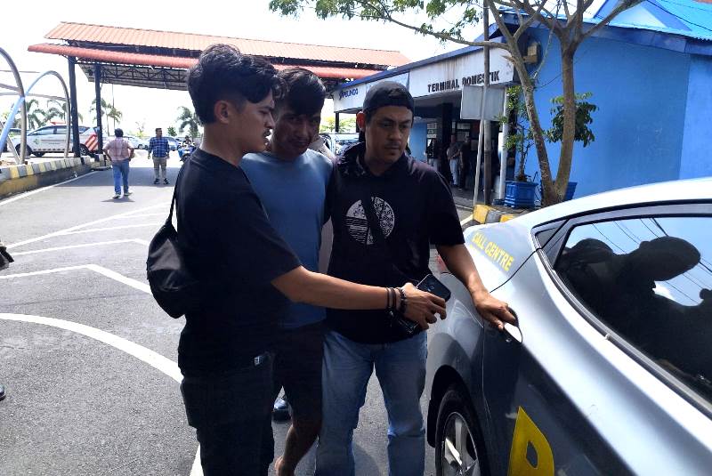 Anggota Unit Reskrim Polsek Tanjungpinang Kota saat membawa pelaku di Pelabuhan SBP Tanjungpinang Anggota Unit Reskrim Polsek Tanjungpinang Kota saat membawa pelaku di Pelabuhan SBP Tanjungpinang. (Foto: Roland/Presmedia.id)