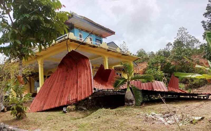 Atap rumah warga Kampung Jago Desa Lancang Kuning Kecamatan Bintan Utara yang rusak akibat dihantam angin kencang.