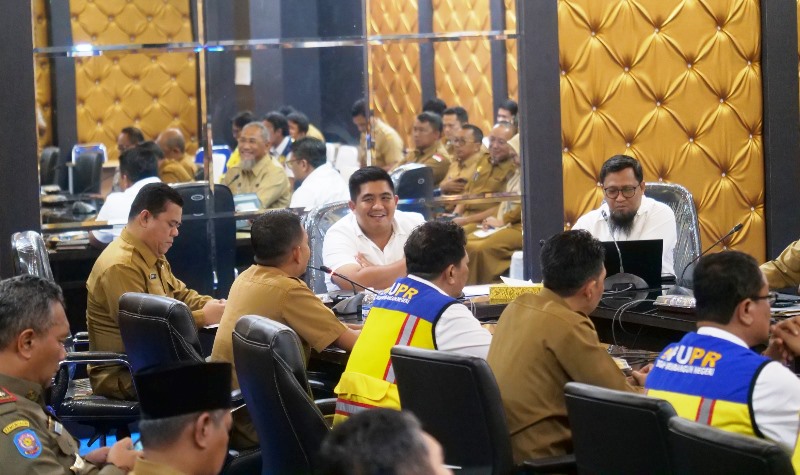 Bupati Bintan Roby Kurniawan beserta OPD Bintan membahas kerusakan yang ditimbulkan akibat bencana banjir angin kencang dan tanah longsor di Kabupaten Bintan Bupati Bintan Roby Kurniawan beserta OPD Bintan membahas kerusakan yang ditimbulkan akibat bencana banjir, angin kencang dan tanah longsor di Kabupaten Bintan. (Foto: Diskominfo Bintan)