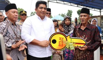 Bupati Bintan Roby Kurniawan didampingi Ketua TP PKK Bintan Hafizha Ramadhani saat menyerahkan Rumah Tinggal Layak Huni (RTLH) dan paket pencegahan Stunting serta Dhuafa dari BAZNAS Pusat