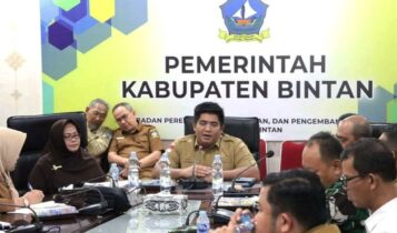 Bupati Bintan Roby Kurniawan menetapkan Bencana Bintan sebagai Tanggap Darurat dalam rapat bersama OPD terkait. (Foto: Diskominfo Bintan)