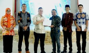 Bupati Kabupaten Lingga M.Nizar saat membagikan DPA-APBD 2025 Lingga ke kepala OPD di Kabupaten Lingga (Foto:Aulia/Presmedia.id) 