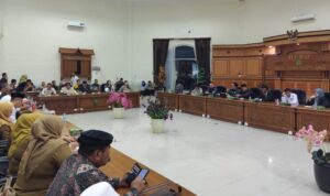 DPRD Tanjungpinang gelar RDP dengan masyarakat dan PT Pelindo tolak kenaikan tarif Pas masuk Pelabuhan di Gedung DPRD Tanjungppinang (Foto- Roland-presmedia)