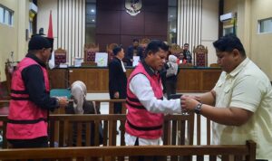 Dua terdakwa korupsi pembangunan fasilitas Pelabuhan Tanjung Moco, Dompak Tanjungpinang tahap V 2015 Abdur Rahim Kasim Djou dan Haryadi saat mengikuti sidang di PN Tipikor Tanjungpinang Foto; Dok-Presmedia