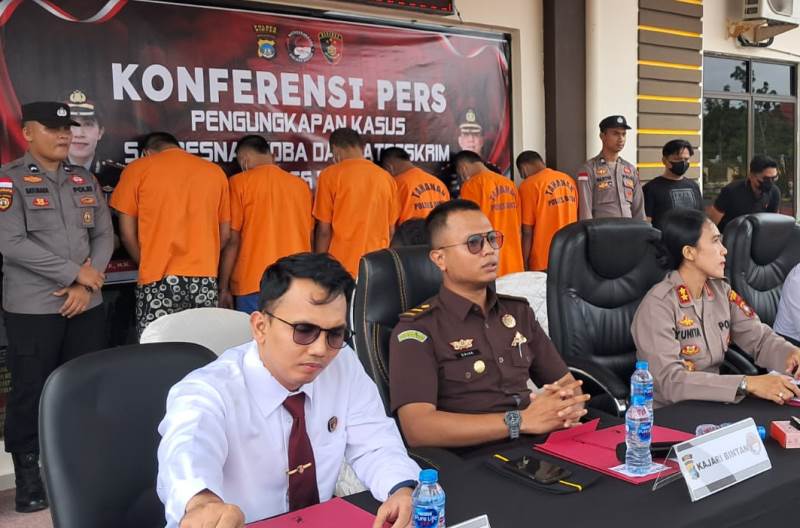 Enam Pelaku penyeludupan Narkoba dan Senpi berhasil dimanakan Polres Bintan Polres Bintan Tangkap 6 WNI dan Satu WN Malaysia Penyelundup Narkoba dan Senpi.(Hasura/presmedia,id)
