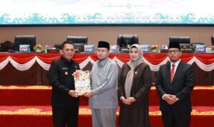 Gubernur Kepulauan Riau (Kepri), H.Ansar Ahmad, saat menyampaikan dokumen Ranperda RTRW Kepri ke DPRD pada sidang Paripurna DPRD.