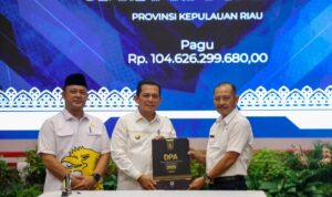 Gubernur Provinsi Kepri Ansar Ahmad saat menyerahkan Dokumen Pelaksanaan Anggaran (DPA) APBD 2025 kepada Sekda Kepri. (Foto: Diskominfo Kepri)