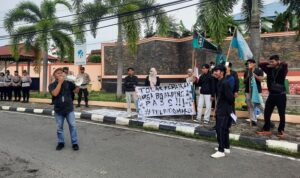 HMI Bintan Tanjungpinang demo kenaikan Pas Pelabuhan SBP di Depan Tugu Proklamasi. (Foto: Roland/Presmedia.id)