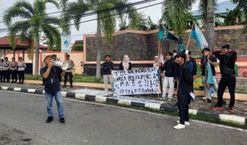HMI Bintan Tanjungpinang demo kenaikan Pas Pelabuhan SBP di Depan Tugu Proklamasi. (Foto: Roland/Presmedia.id)