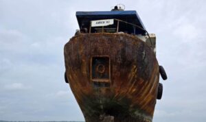 Kapal tak bertuan MT Amber 82 ditemukan kandas di Perairan Teluk Sebong, Bintan. (Foto: KPLP Tanjung Uban)