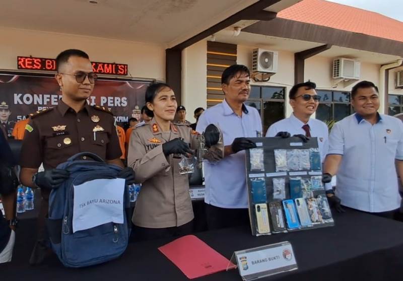 Kapolres Bintan AKBP Yunita Stevani beserta Kasat Reskrim dan Kasat Narkoba Polres Bintan menggelar konferensi pers mengenai kasus penyelundupan narkoba dan senpi di Mako Polres Bintan Kapolres Bintan AKBP Yunita Stevani beserta Kasat Reskrim dan Kasat Narkoba Polres Bintan menggelar konferensi pers mengenai kasus penyelundupan narkoba dan senpi di Mako Polres Bintan. (Foto Hasura/Presmedia.id)