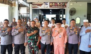 Kapolresta Tanjungpinang, Kombes Pol Hamam Wahyudi bersama jajarannya berfoto bersama dengan warga dalam kegiatan Jumat Curhat di kedai kopi KITA, Kelurahan Air Raja, Kecamatan Tanjungpinang Timur. (Foto: Humas)
