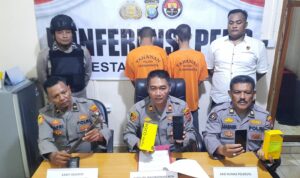 Kapolsek Tanjungpinang Kota Iptu.Missyamsu Alson saat merilis dua pelaku pencurian berinisial S dan penadah berinisial A di Polsek Tanjungpinang Kota. foto-Roland/presmedia.id)