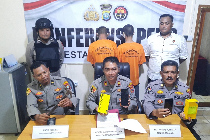 Kapolsek Tanjungpinang Kota Iptu.Missyamsu Alson saat merilis dua pelaku pencurian berinisial S dan penadah berinisial A di Polsek Tanjungpinang Kota. foto-Roland/presmedia.id)