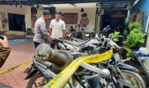 Kapolsek Tanjungpinang Timur AKP Sugiono bersama Kanit Reskrim Polsek Tanjungpinang, Ipda Agus Widodo saat menunjukkan barang bukti curanmor di Mapolsek Tanjungpinang Timur. (Foto: Roland/Presmedia.id)