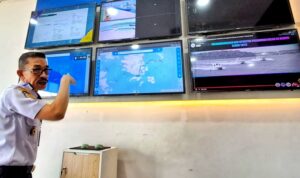 Kepala KSOP Kelas III Kijang, Humaidi menunjukan titik-titik pengawasan dan pemantauan yang dilakukan KSOP Kelas III Kijang di Wilayah Bintan. (Foto: Hasura/Presmedia.id)