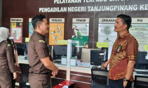 Kepala Seksi Tindak Pidana Khusus (Kasi Pidsus) Kejari Tanjungpinang, Roy Haffington Harahap saat melimpahkan berkas perkara disaksi Ketua PN Tanjungpinang, Irwan Munir. (Foto: Roland/Presmedia.id)
