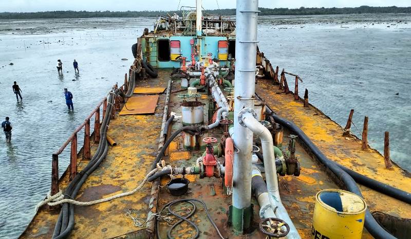 Kondisi bagian atas dan palka kapal tak bertuan MT Amber 82 ditemukan kandas di Perairan Teluk Sebong Bintan Kondisi bagian atas dan palka kapal tak bertuan MT Amber 82 ditemukan kandas di Perairan Teluk Sebong, Bintan. (Foto: KPLP Tanjung Uban)