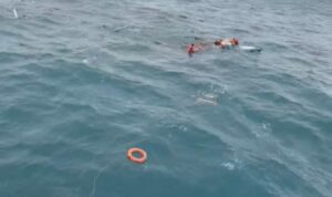 Kru TB Kharisma 6 saat memberi bantuan melemparkan pelampung ke kru Kapal Melati Indah yang terombang ambing di Perairan Lingga akibat kapal yang tenggelam. (Foto: tangkapan layar video Basarnas Tanjungpinang)