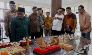Menteri Koordinator Bidang Pemberdayaan Masyarakat RI, Muhaimin Iskandar saat mengunjungi Pulau Penyengat, salah satu ikon sejarah dan budaya di Kepulauan Riau, pada Sabtu (25/1/2025).