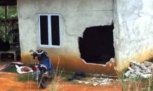 Motor dan kondisi tembok rumah warga pasca kecelakaan yang menewaskan seorang Pelajar di Bintan.