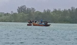 Nelayan Bintan masih tetap beraktivitas ketika angin kencang dan hujan melanda Perairan Kecamatan Bintan Pesisir. (Foto: Hasura/Presmedia.id)