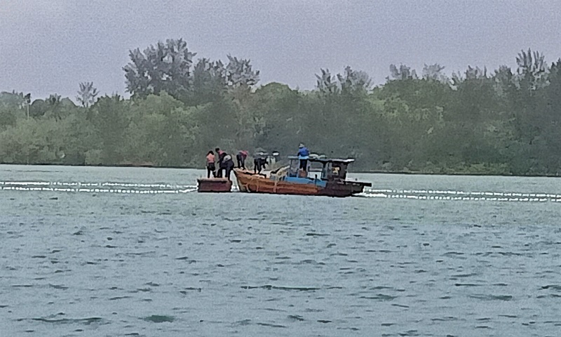 Nelayan Bintan masih tetap beraktivitas ketika angin kencang dan hujan melanda Perairan Kecamatan Bintan Pesisir. (Foto: Hasura/Presmedia.id)