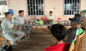 Penata Layanan Operasional Letda Bakamla Riyan Widodo saat mengunjungi dan berbincang dengan nelayan di Pulau Terong, Kepulauan Riau untuk menindaklanjuti laporan insiden pengusiran nelayan Indonesia oleh Singapore Police Coast Guard (SPCG), Selasa (31/12/2024). (Foto: Humas Bakamla RI)