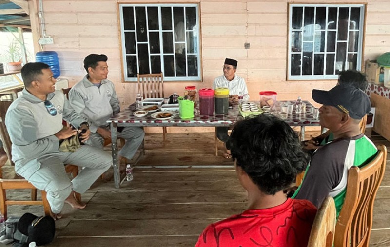 Penata Layanan Operasional Letda Bakamla Riyan Widodo saat mengunjungi dan berbincang dengan nelayan di Pulau Terong, Kepulauan Riau untuk menindaklanjuti laporan insiden pengusiran nelayan Indonesia oleh Singapore Police Coast Guard (SPCG), Selasa (31/12/2024). (Foto: Humas Bakamla RI)